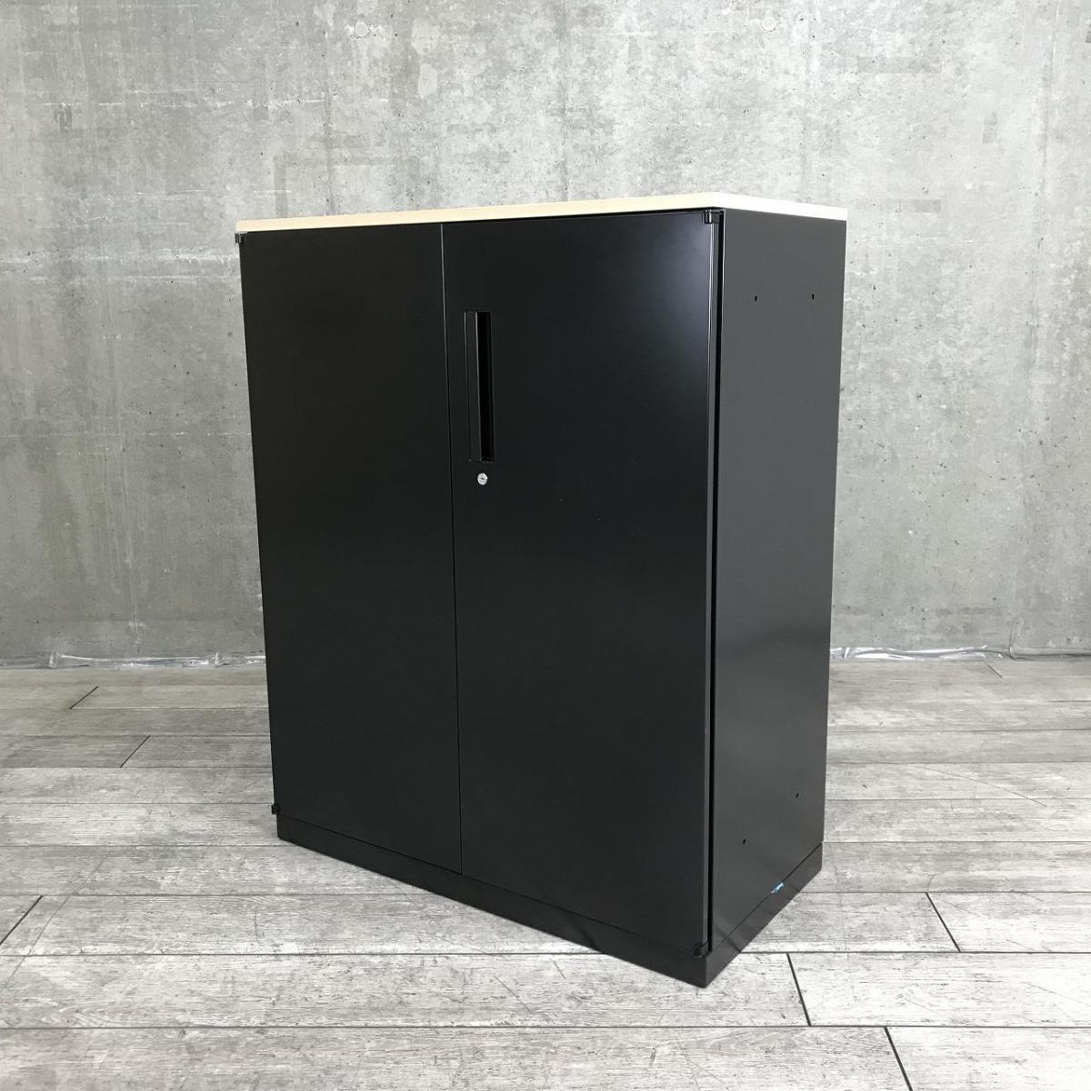 【シックなブラックの両開き書庫！A4ファイルも楽々収納できます！】■ウチダ(UCHIDA）製　HSシリーズ　両開き書庫　ローキャビネット　H1130㎜　■天板/ベース付　■本体：ブラック　天板：ナチュラル木目調　■シリンダー錠
                        HSシリーズ
                                    中古
            