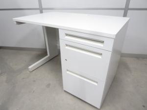 ☆W1000×D600㎜！【省スペースに設置できるのコンパクトサイズ！】■ウチダ　片袖デスク　W1000×D600×H700mm　ホワイト　センター引出し無　ペントレー・仕切り板無のためお安く！