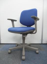 【スタンダードなデザインで座りやすい！　ローコストチェアの定番！】■オカムラ製　ＣＧ－Ｅチェア　肘付ローバック　■ブルー　■可動肘