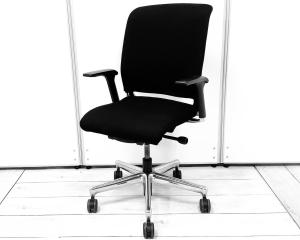 ワークチェア　デザイナーズチェア デザイン家具　ブラックボディ アームレスト付 アジャストアーム 可動肘 　オススメ(おすすめ) シックな雰囲気  ・Interstuhl/インタースツール ・Xantos/サントス ※横浜本店撮影画像※