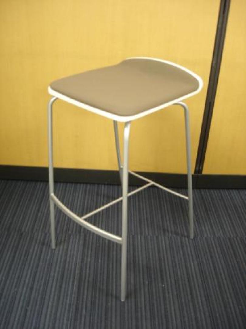 <br><br><font size=5 color=blue><strong>■1脚のみのカウンターチェア■</strong></font><br><br><font size=3>■1脚のみですが状態はいいです！<br>■カウンターテーブルもご提案可能です！<br>■エントランス等に</font> 
                                    中古
            