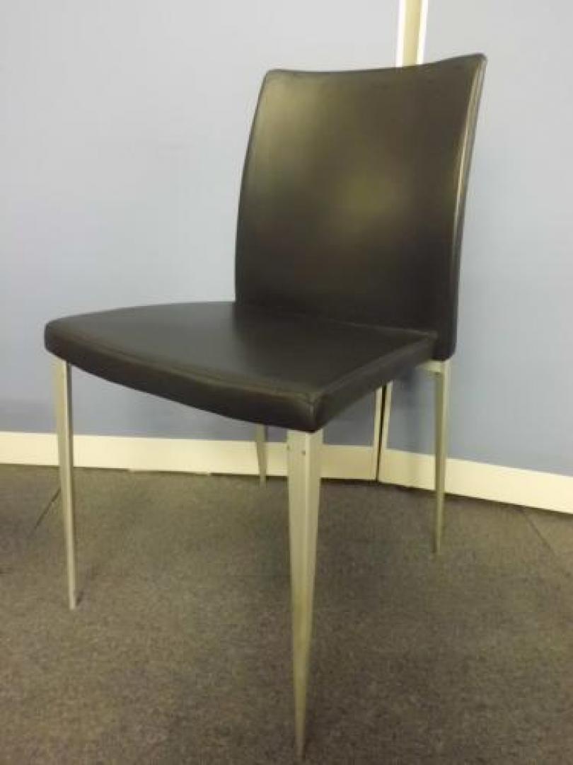 ■ブラック　■ビニールレザー　■ロット在庫　■格安　この条件探していた方いませんか？『ミーティングチェア』　【ウィンターセール】　★大量３２脚入荷【会議チェア】
                                    中古
            