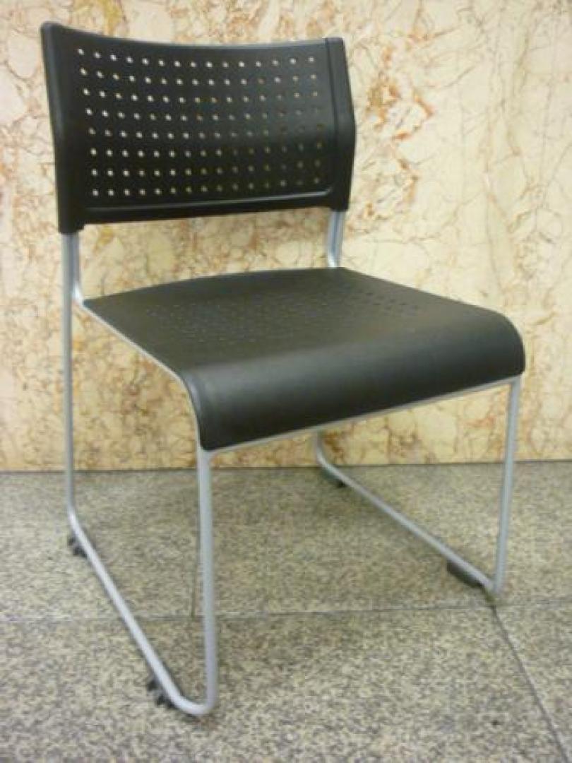 デザインと実用性を兼ね備えた機能美　軽くて扱いやすいスタッキングチェア【会議チェア】
                                    新古品
            