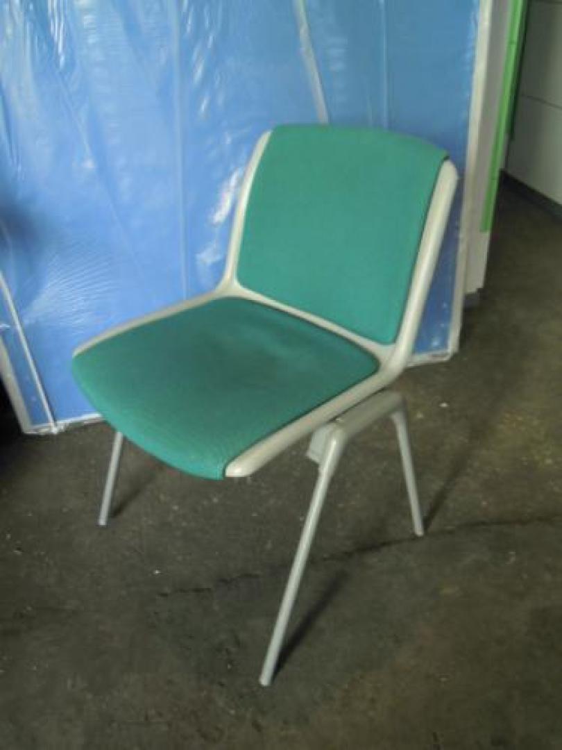 イトーキ製　スタッキングチェアー　グリーン　入荷！！【会議チェア】
                                    中古
            