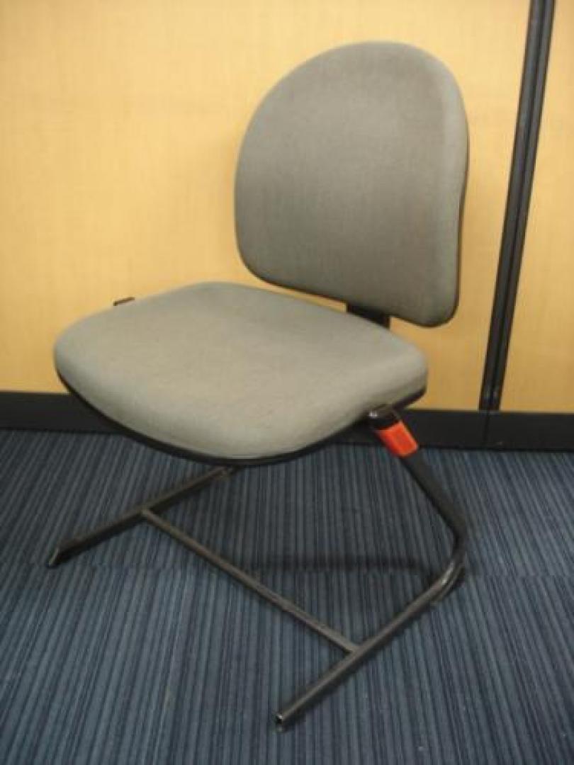 【半端なのでお安く！】■ミーティングチェア■【限定2脚】■サイドのレッドがアクセント♪【会議チェア】
                                    中古
            