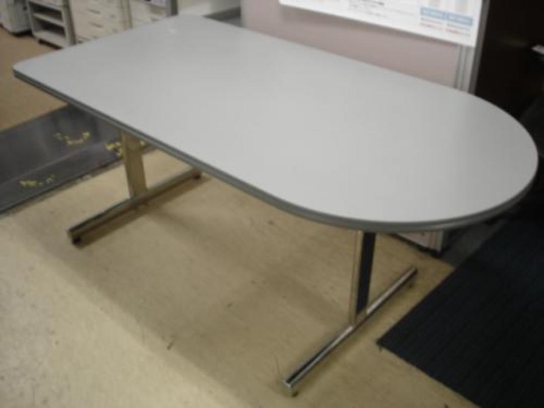 片面が円形になっているミーティングテーブル
                                    中古
            
