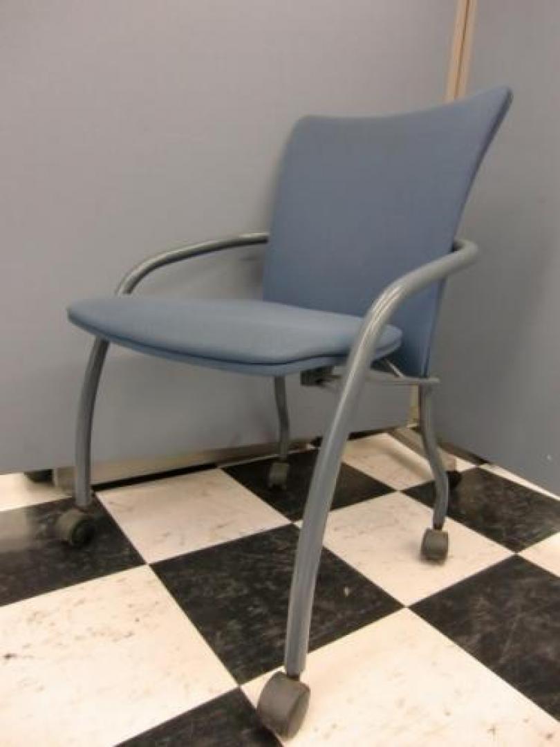 ■１脚のみの特価品■【便利ネスティングチェア　キャスター付き】　ブルーカラー【会議チェア】
                                    中古
            