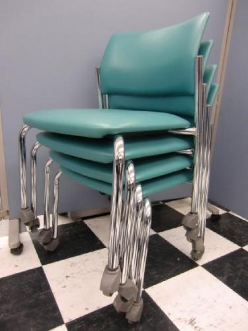 ■美品■【4脚セット商品】　キャスター付きのミーティングチェア　スタッキング可能チェア■　KOKUYO　コクヨ製【会議チェア】
                                    中古
            