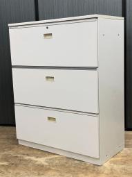 【在庫入替セール品！】オフィスの大定番！3段引き出し型のラテラルキャビネット！シリンダー錠でセキュリティ面もばっちり！
■イトーキ/シンライン（THIN LINE CABINET）/ホワイト　※取っ手に若干日焼有