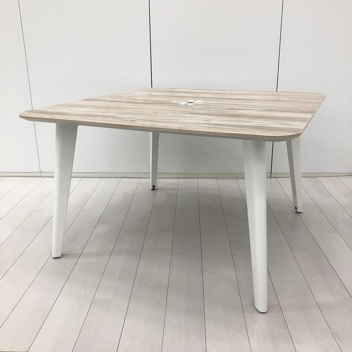 2022年製【カフェのようなオシャレな空間を演出！リフレッシュスペースなどにもお勧め！】/オススメ(おすすめ) /人気商品【弊社使用欄：】■オカムラ(okamura)製　ライブス(Lives)シリーズ　ミーティングテーブル　W1200㎜　■電源タップ付き　■天板：木目ナチュラル/4本脚：ホワイト
                        ライブス
                                    中古
            