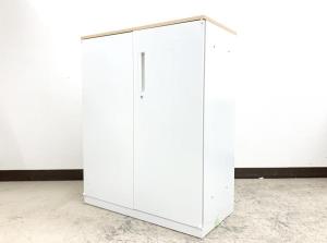 人気の観音開きタイプ！取っ手が大きく使い勝手のよい定番キャビネット！
■内田洋行/HSシリーズ/ホワイト　天板ナチュラル