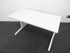 【おつとめ品】【配線カバー無し】【配線カーバーの有無を気にしない方にお勧め！】イトーキ製　CZR　平机　幅1200㎜　高さ720㎜　大人気ホワイトカラータイプ