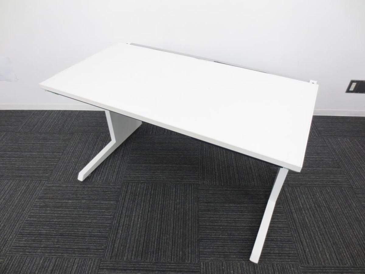 【おつとめ品】【配線カバー無し】【配線カーバーの有無を気にしない方にお勧め！】イトーキ製　CZR　平机　幅1200㎜　高さ720㎜　大人気ホワイトカラータイプ
                        CZRデスク
                                    中古
            