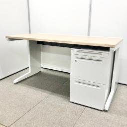 【広々としたワークスペースを確保できる平デスク+ワゴンの片袖机セットが入荷いたしました！】　■オカムラ（okamura）製　アドバンス(advance)シリーズ　■木目ナチュラル天板×ホワイトボディ　■平机（引出し無し）　※ワゴンは在庫状況によりメーカー、シリーズが変動する場合がございます。【AD】