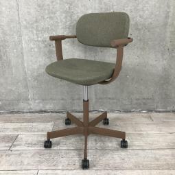 ABW/リフレッシュ/希少　■イトーキ（ITOKI）　バーテブラゼロサン（vertebra03）　固定肘　■5本脚　キャスター付き　■色：背・座面：リーフグリーン　　肘掛け・脚：チェスナットブラウン【2022年製】