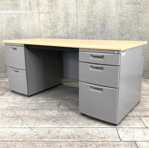 【広々としたワークスペースで作業効率アップ！豊富な収納スペース！オフィス書類をスッキリ整理！】■イトーキ(ITOKI)製　CZXシリーズ　両袖机　W1600×D700㎜　■シリンダー錠　■天板：フレッシュメープル　本体：グレー