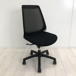 【理想的な作業姿勢をキープ！通気性も抜群な背もたれメッシュ！】　　■ハイバック　肘無し　背面メッシュ  オフブラック× ホワイトフレーム【HU】【関東倉庫在庫品】【弊社使用欄：A01024487】