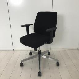 【柔らかな曲線で体を包み込む！機能とデザインの両立を実現したコスパ良しの肘付チェア！】■肘付ローバック　■可動肘　■ブラック【関東倉庫在庫品】【弊社使用欄：A01027530】