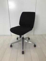 【柔らかな曲線で体を包み込む！機能とデザインの両立を実現したコスパ良しの肘付チェア！】■肘付ローバック　■可動肘　■ブラック【HU】【関東倉庫在庫品】【弊社使用欄：A01027530】