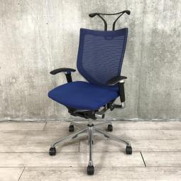 【ワーカーの後継の動きにも自然に追随する独自のリクライニング！】【在庫入替セール品】■オカムラ製　バロン　肘付きローバックチェア　コートハンガー付き　■ブルー【AD】