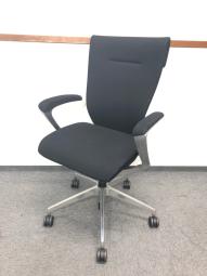 【ディテールの上質感・ワーカーの体格に合わせた最適な座り心地を実感！】■イトーキ(ITOKI)製　コセール(coser)チェア　肘付　ハイバック　クッションタイプ　■固定肘　■ブラック