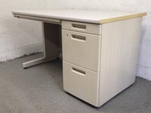 【スタンダードなデザインで高品質！スタッフ増員の際にオススメ！人気のBS片袖デスク！ 】■コクヨ(KOKUYO)製　BS＋シリーズ　片袖デスク　W1200×D700mm　■ニューグレー　■シリンダー錠 ※日焼けあり