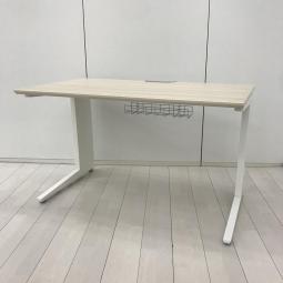 【スタイリッシュなデザインと機能性を兼ね備えたシンプルデスク！】■オカムラ(okamura)製　プロユニットシリーズ　平机　引き出し無　Ｌ字脚　W1200×D700㎜　■天板：木目ナチュラル/L字脚：ホワイト【AD】