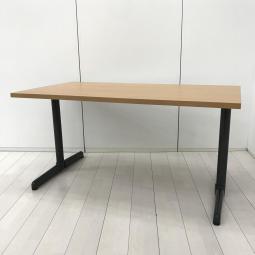 【シンプルでスタイリッシュな定番テーブル！2～4名様での使用に最適！】■プラス(PLUS)製　LMシリーズ　ミーティングテーブル　会議テーブル　■W1400×D750×H700㎜　■天板：木目ブラウン/T字脚：ブラック