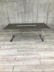 【スタイリッシュで上質なデザイン！4～6名様での使用におすすめ！！】■コクヨ(KOKUYO)製　アリーナ/T(ALINA T)シリーズ　角テーブル　ミーティングテーブル　W2000×D990㎜　■配線カバー付　■木目調ブラウン/T字脚：シルバー