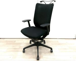 【スタイリッシュなデザインで座りやすい！】■オカムラ（okamura）製　■ヴィスコンテチェア　■肘付き/固定肘　■ハンガー付　■ブラック　【弊社使用欄：A01054235】