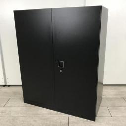 【オフィスの書類をスッキリ整理！オカムラの人気シリーズ書庫！取っ手がどの方向からでも開くマルチハンドル】■オカムラ(okamura)製　レクトライン(Rectline)シリーズ　両開き書庫　ローキャビネット　W900×D450×H1100mm　■ブラック　■シリンダー錠