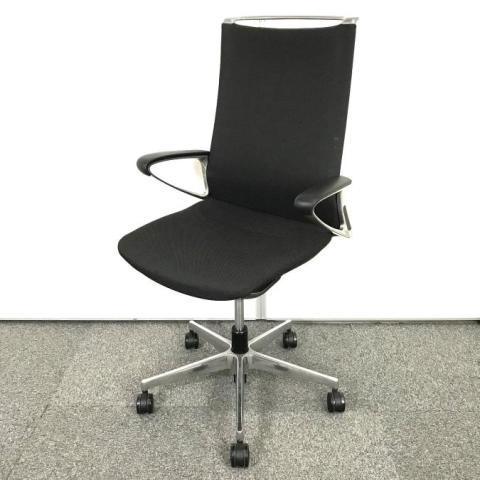 【インナーメッシュ構造による優しく包み込む座り心地！】■オカムラ（okamura）製　モードチェア　■デザインアーム付　■ブラック　【弊社使用欄：A01054231】