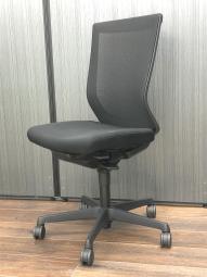 【訳アリ品】【在庫入れ替えセール】【基本性能を向上させた、ワンランク上のスタンダードモデル！】■オカムラ（okamura）　エスクード　　■肘無ハイバック　■背面メッシュ　■ブラック【背面メッシュで熱がこもりにくい！】