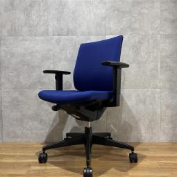 【オフィスの王道！納得の座り心地！魔法のように売れ続けている定番のオフィスチェア！】■コクヨ(KOKUYO)製　ウィザード(wizard)チェア　肘付ローバック　■可動肘　■ミディアムブルー×ブラックシェル