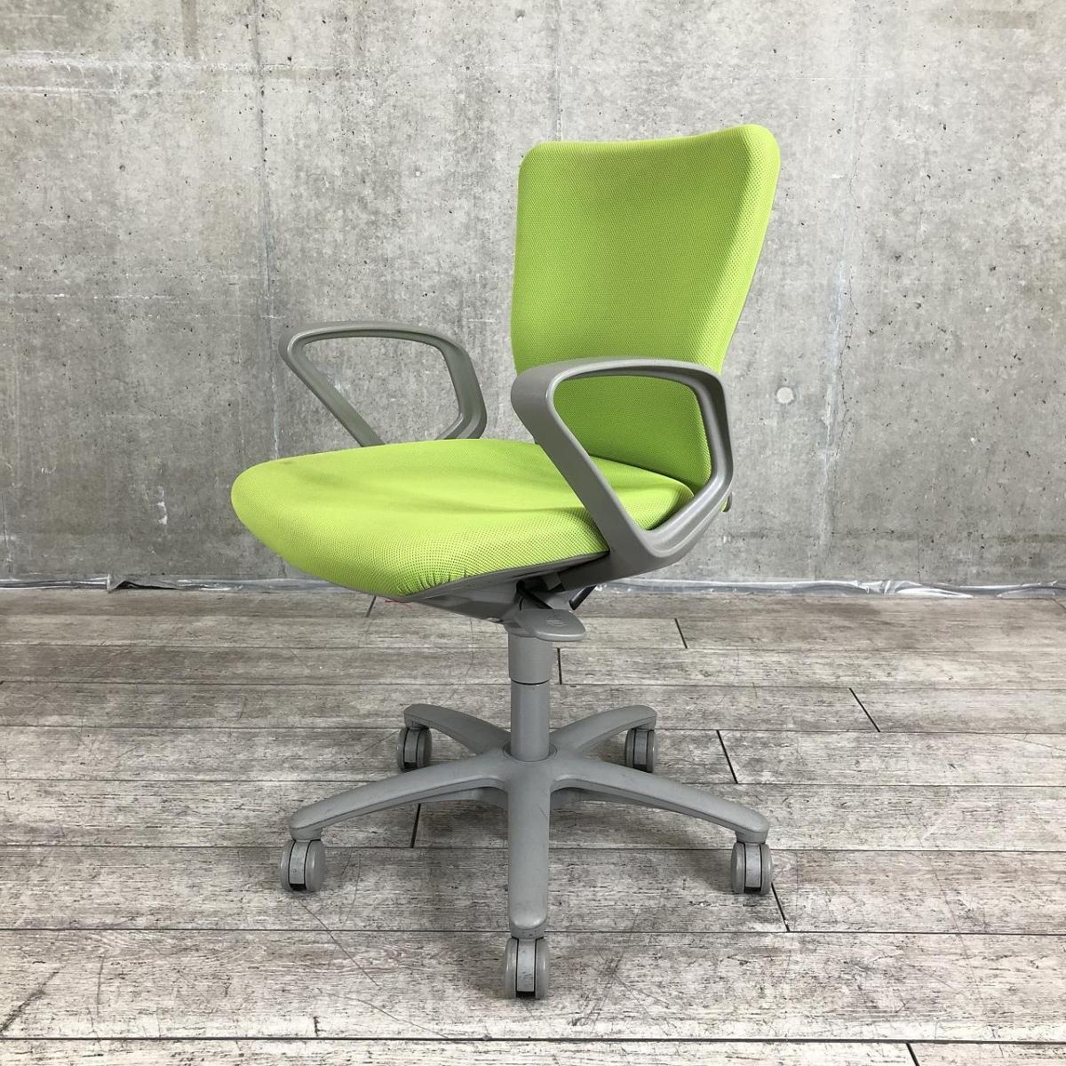 【長年愛されるロングセラー商品！厚めのクッションで疲れにくい！】■オカムラ(okamura)製　■カロッツァチェア　■肘付き/サークル肘　■ローバック　■色：ライトグリーン×グレーシェル　【弊社使用欄：A01050766 K】【ID】
                        カロッツァチェア
                                    中古
            