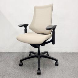 【姿勢の変化にフレキシブルに対応！スタイリッシュで座り心地も抜群な高機能チェア！】■イトーキ（ITOKI）製　エフ（ｆ）チェア　肘付き　ハイバック　背面メッシュ　■可動肘
