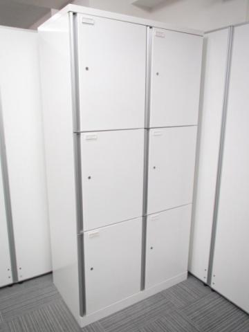 【上質でスタイリッシュなデザイン!】■オカムラ製 6人用ロッカー 2列3段タイプ ネオホワイト ■シルバーの長把手はどこからでも開閉操作可能で使いやすい!【OKAMURA SW】