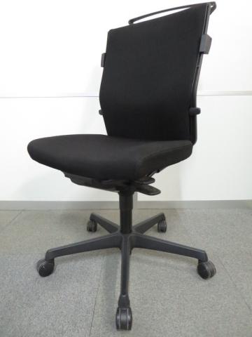 【長時間のデスクワークもランバーが快適にサポート! オカムラ製の人気チェアが入荷!】■okamura(オカムラ)製 エスクードチェア ■ハイバック ■肘無チェア ■色:ブラック ■コートハンガー付き 【背中全体をサポートするハイバックタイプ】