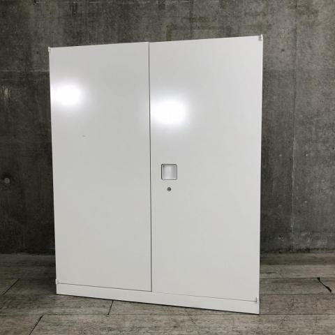 【オフィスの書類をスッキリ整理!オカムラの人気シリーズ書庫!取っ手がどの方向からでも開くマルチハンドル】■オカムラ(okamura)製 レクトラインシリーズ 両開き書庫 ローキャビネット ■シリンダー錠 ■ホワイト ■ベース付き 【弊社使用欄:A01050850】【KN】