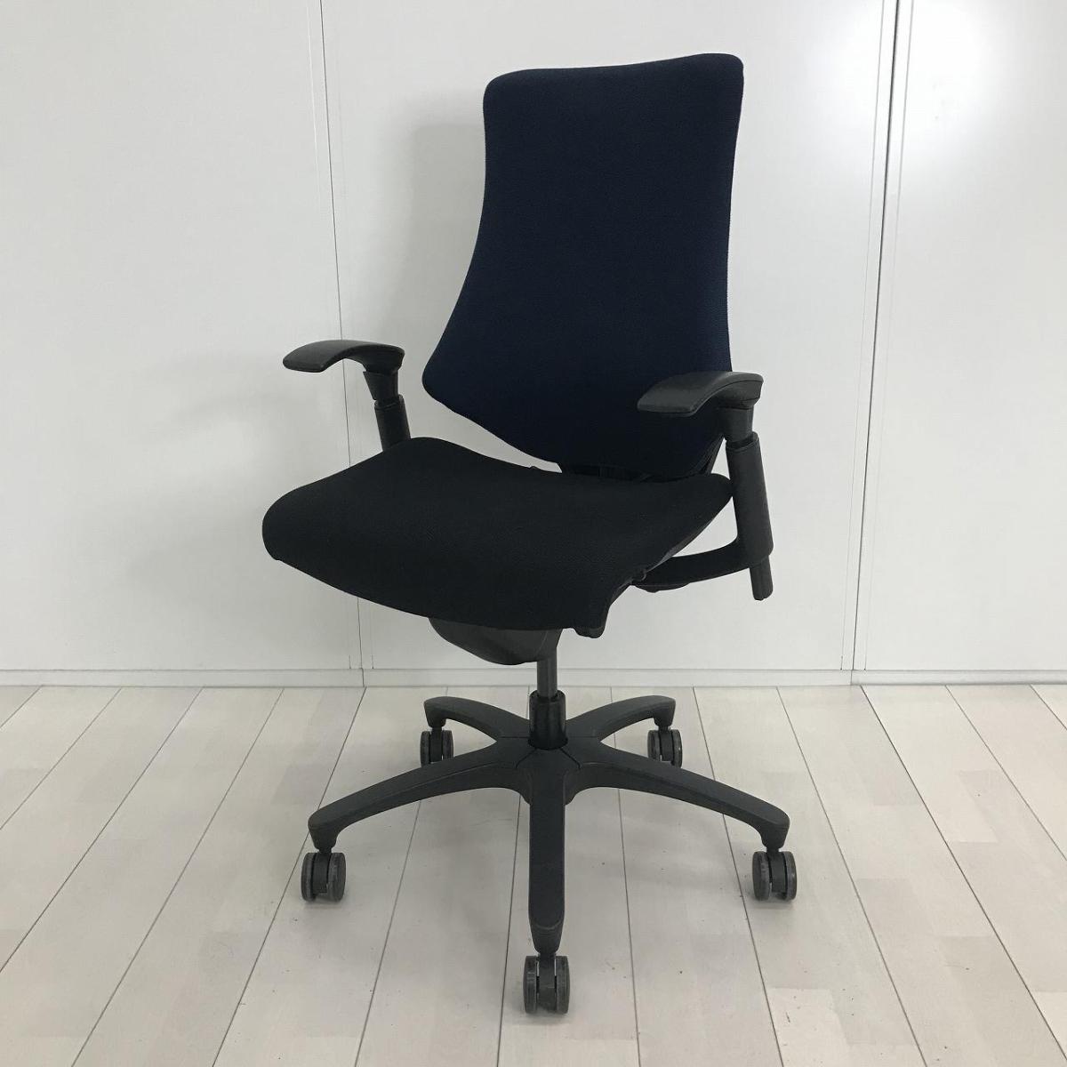 【姿勢の変化にフレキシブルに対応！座り心地も抜群な高機能チェア！】■イトーキ（ITOKI）製　エフクロスチェア　肘有り　ハイバック　クロスバックタイプ　■ネイビーブルー×ブラック
                        エフクロス
                                    中古
            