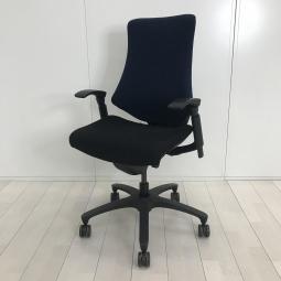 【姿勢の変化にフレキシブルに対応！座り心地も抜群な高機能チェア！】■イトーキ（ITOKI）製　エフクロスチェア　肘有り　ハイバック　クロスバックタイプ　■ネイビーブルー×ブラック