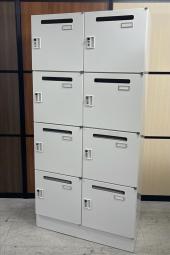 【フレキシブルな働き方に対応するメールロッカー！鍵の持ち運び要らずで便利に使えるダイヤル錠タイプ！】■イトーキ(ITOKI)製　シンライン(THIN LINE)シリーズ　8人用パーソナルロッカー　■ホワイト　■投函口あり　■ダイヤル錠　■各部屋コンセント有　※非常解除キーは付属ございません。