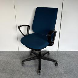 【快適な座り心地と充実機能！テレワークにも最適！】■コクヨ（KOKUYO）製　ミトラ（Mitra）チェア　肘付　ローバック　ファブリックタイプ　■サークル肘　■ターコイズブルー×ブラックシェル