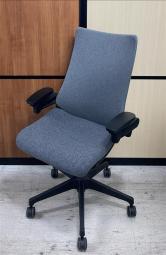 【座る姿勢や身体の動きにフレキシブルに対応！立体型可動アームが特徴のハイクラスチェア！】■イトーキ(ITOKI)製　アクト(Act)チェア　肘付ハイバック　テクスチャードクロス　■ダークグレー　■可動肘