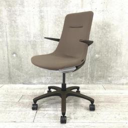 【背と座をなめらかに一体化させたオシャンティなフォルム！】■イトーキ製　モーブチェア　肘付　ブラウン　アンバー　☆今がチャンス！【在庫入替セール品（在庫限り）】【ITOKI　MOVU】【ABW】