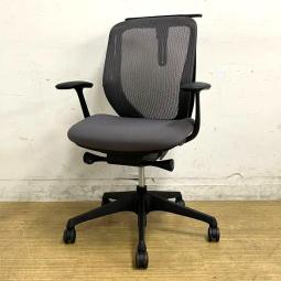 【在庫入替セール】オカムラ　シルフィ　ローバック　背：メッシュ　デザインアーム（固定肘）　ミディアムグレー×ブラックフレーム　樹脂ブラック脚　コートハンガー付き　前傾機能がウリの高機能チェア