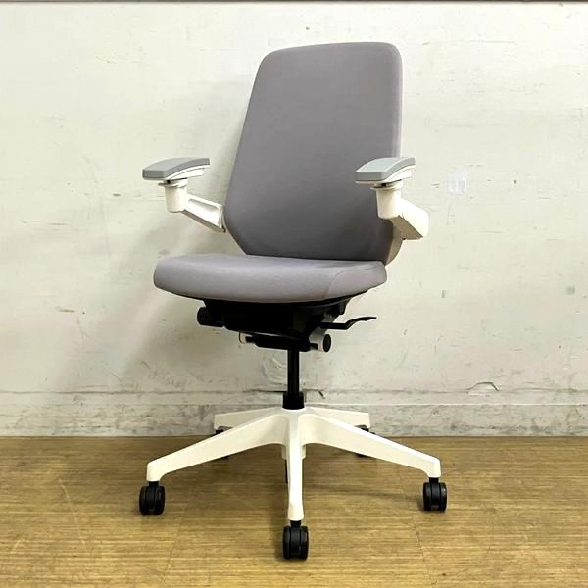 【在庫入替セール】【2022年製】イトーキ　ノート　ハイバックモデル　アジャスタブル肘　プレーンクロス　張地：ライトグレー 　お洒落かつ状態良好なチェアが入荷
                        ノート
                                    中古
            