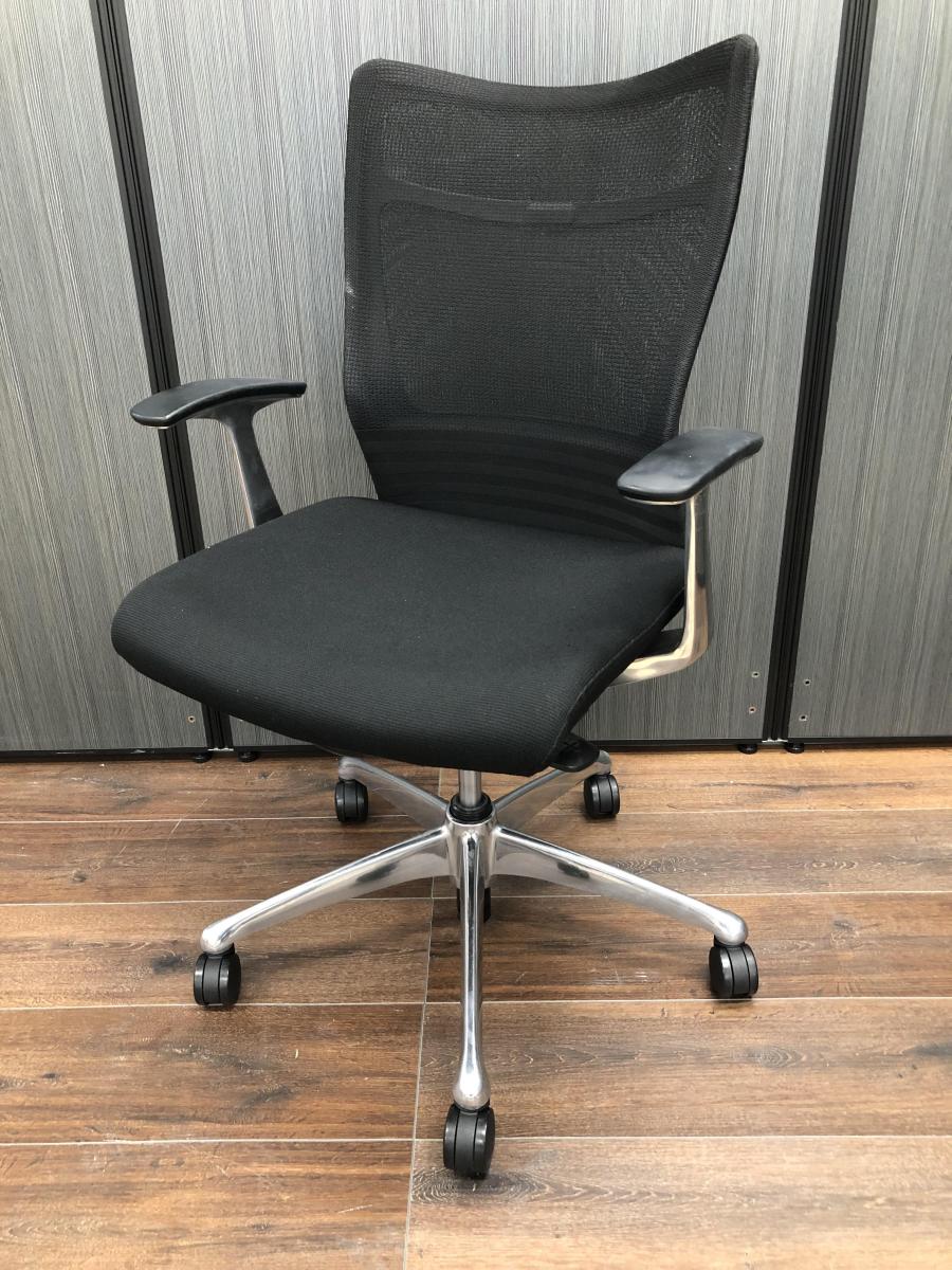 【快適な座り心地に高級感のあるデザイン！】■オカムラ製　フィーゴメッシュチェア　肘付　ブラック　■背あてのしなやかな曲線が背中にフィット！★
                        フィーゴメッシュチェア
                                    中古
            