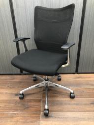 【快適な座り心地に高級感のあるデザイン！】■オカムラ製　フィーゴメッシュチェア　肘付　ブラック　■背あてのしなやかな曲線が背中にフィット！★