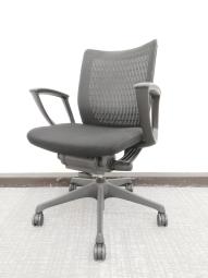 【高いデザイン性と快適なクッション性が人気のOAチェア！】/オススメ(おすすめ) /人気商品【弊社使用欄：A01056478】■オカムラ(okamura)製　ヴィスコンテ(Visconte)チェア　サークル肘　ローバック　■クッションタイプ　■色：ブラック